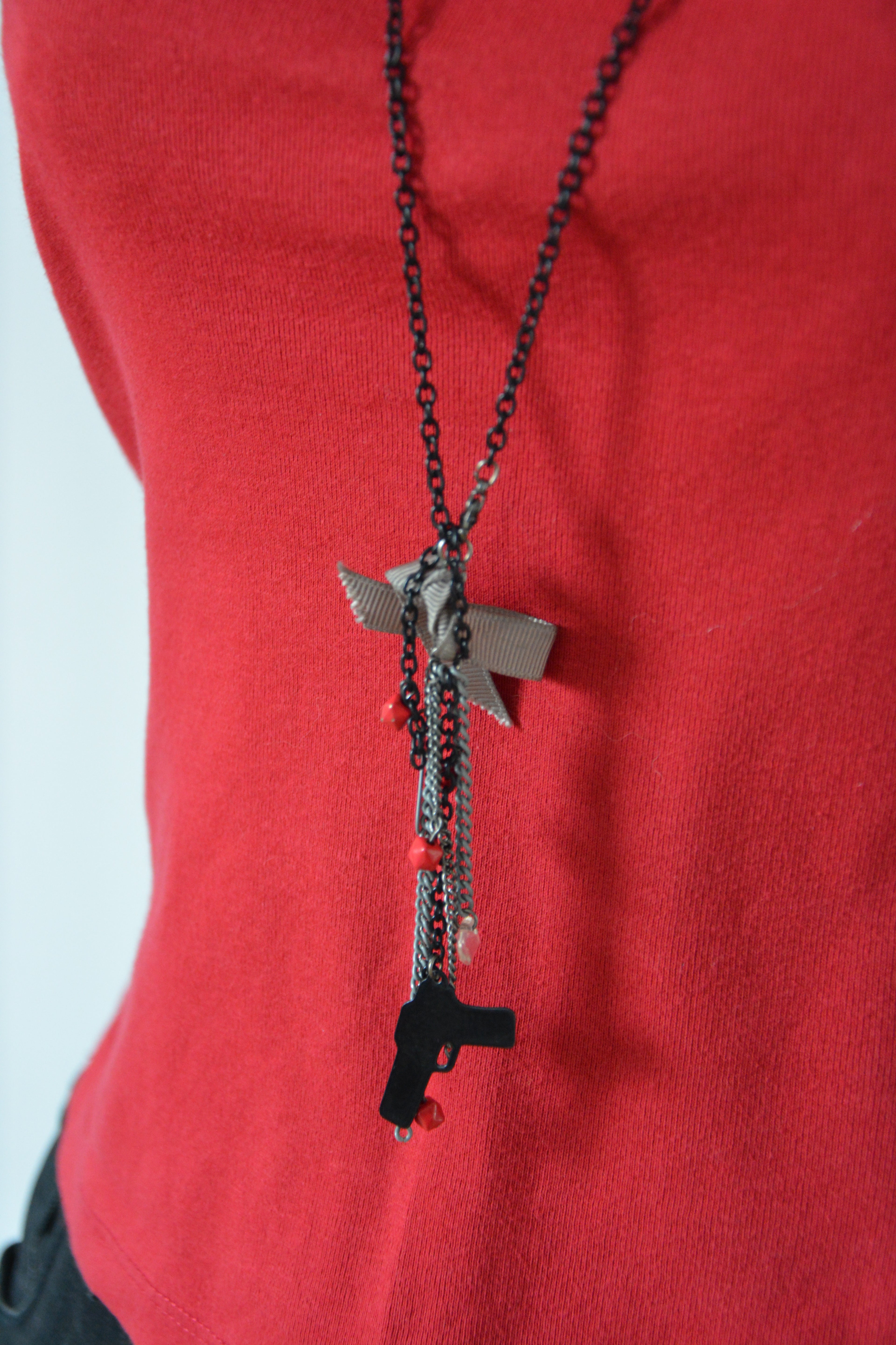 Collier long noir à pendentif