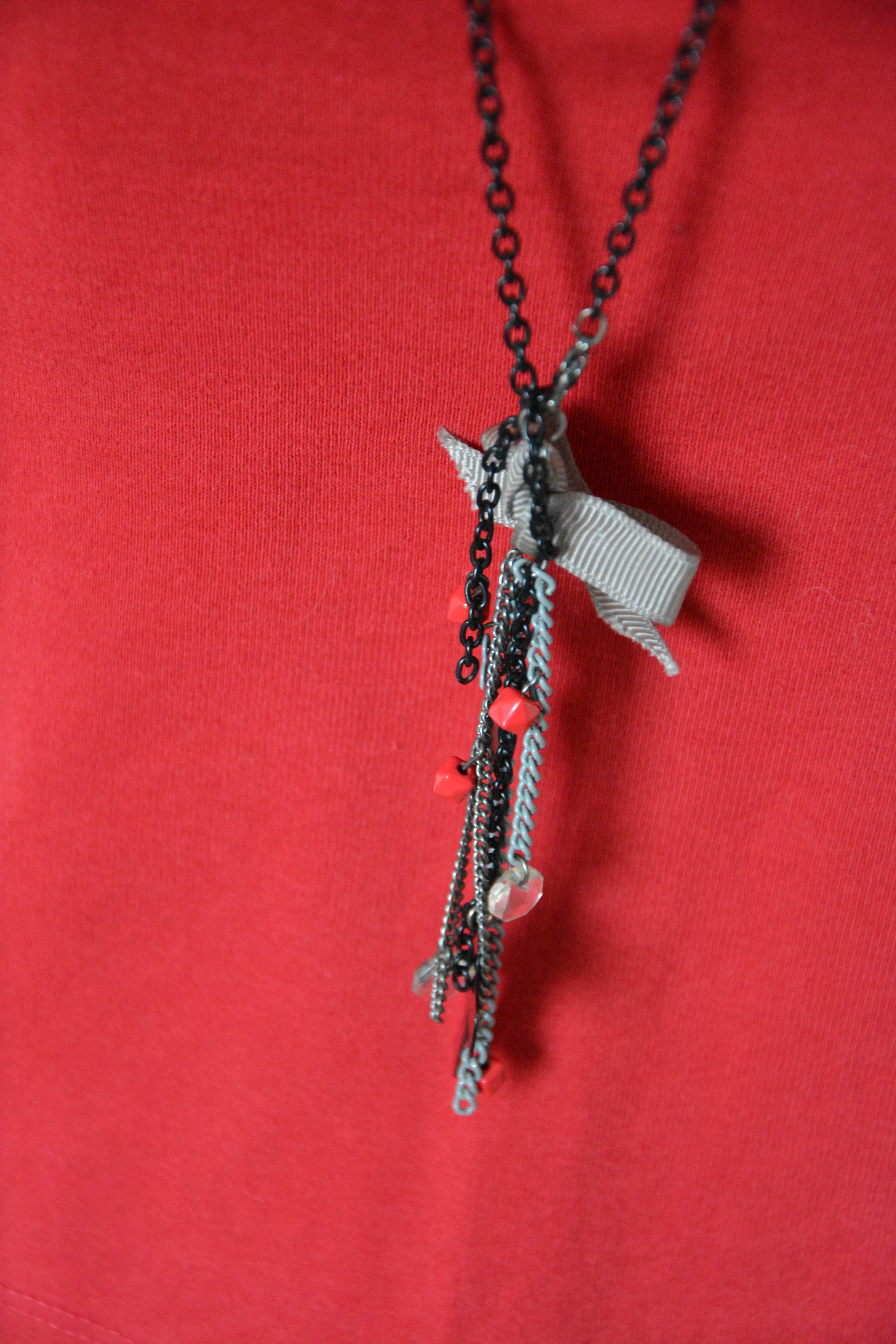 Collier long noir à pendentif