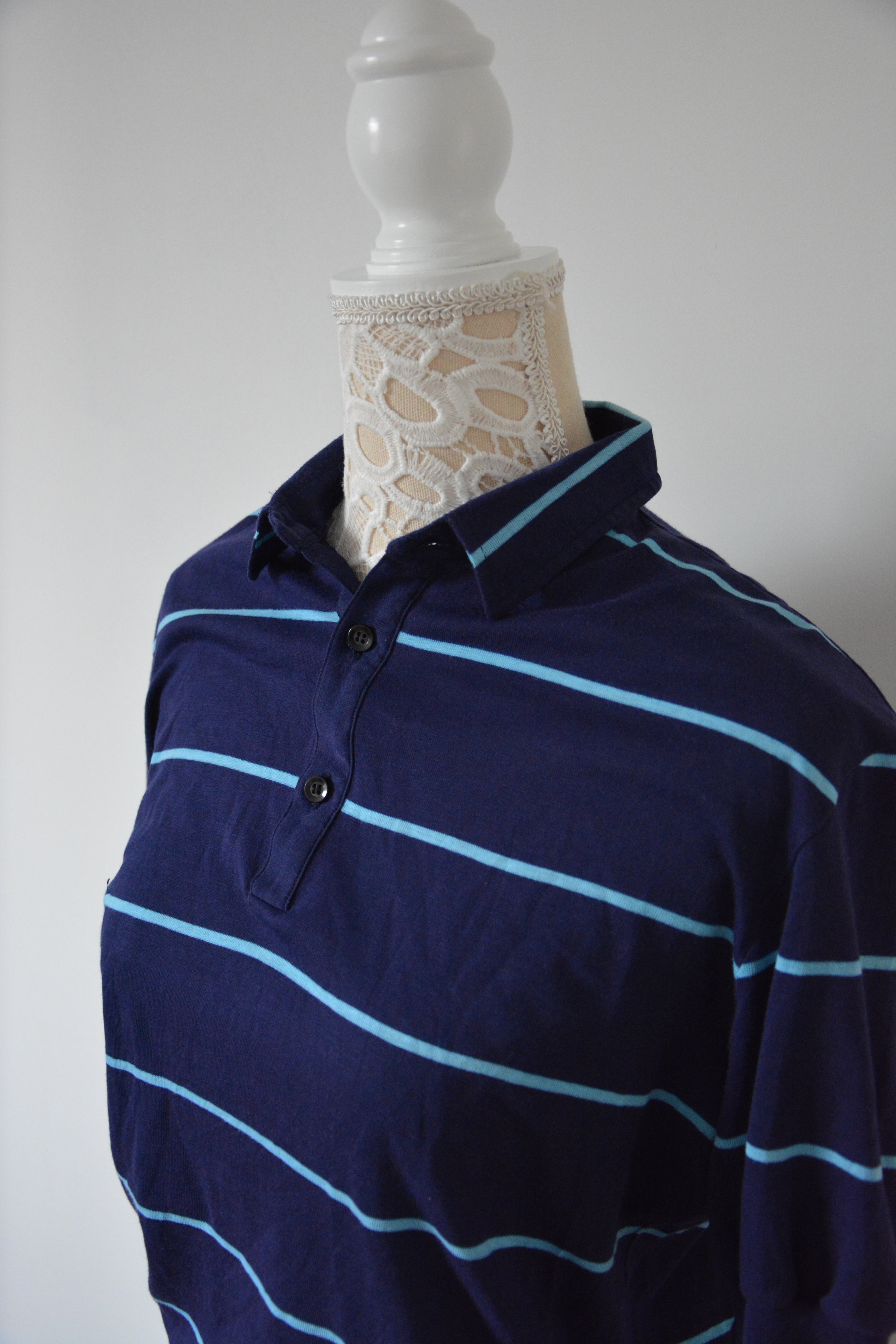 Polo bleu marine à rayures