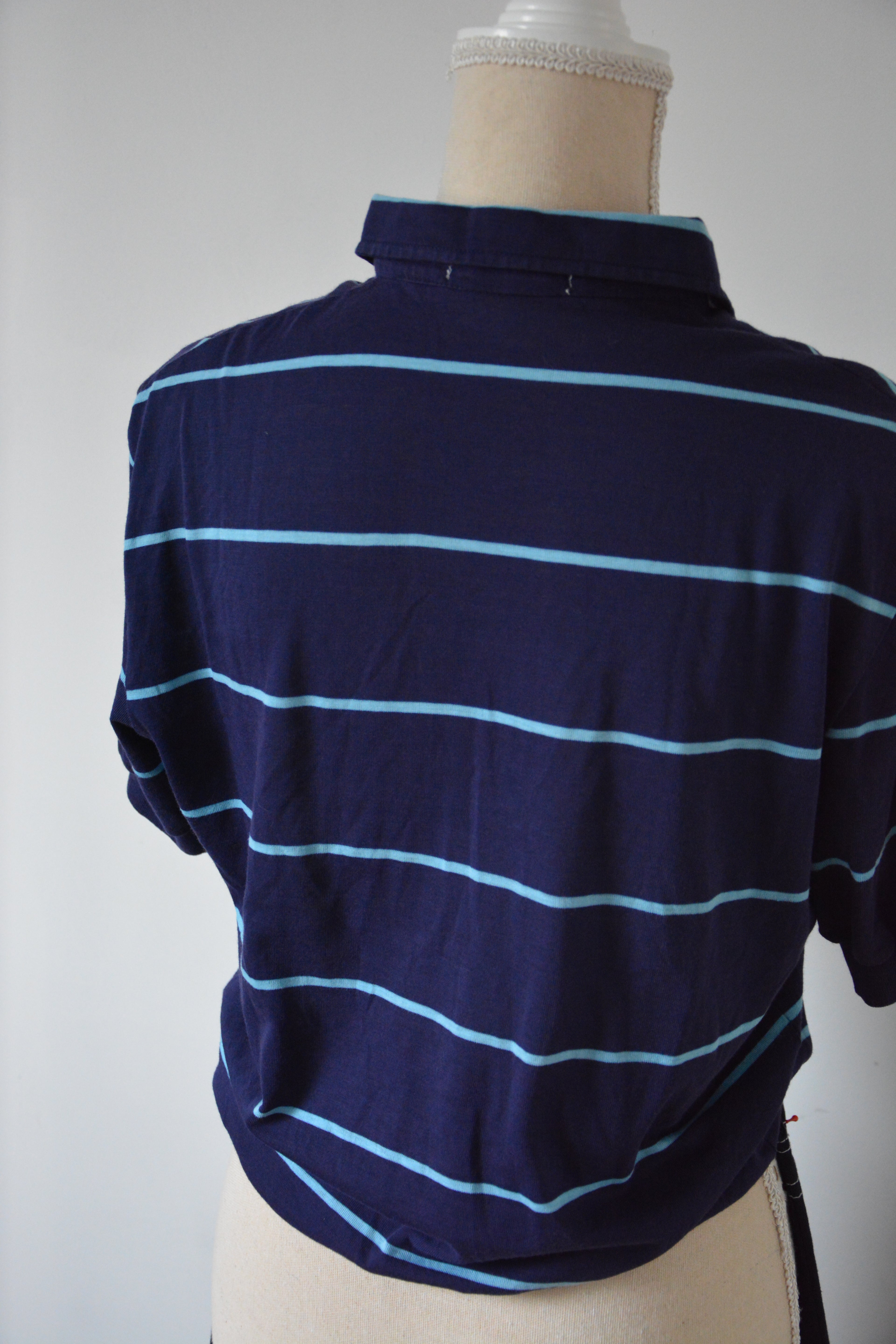 Polo bleu marine à rayures