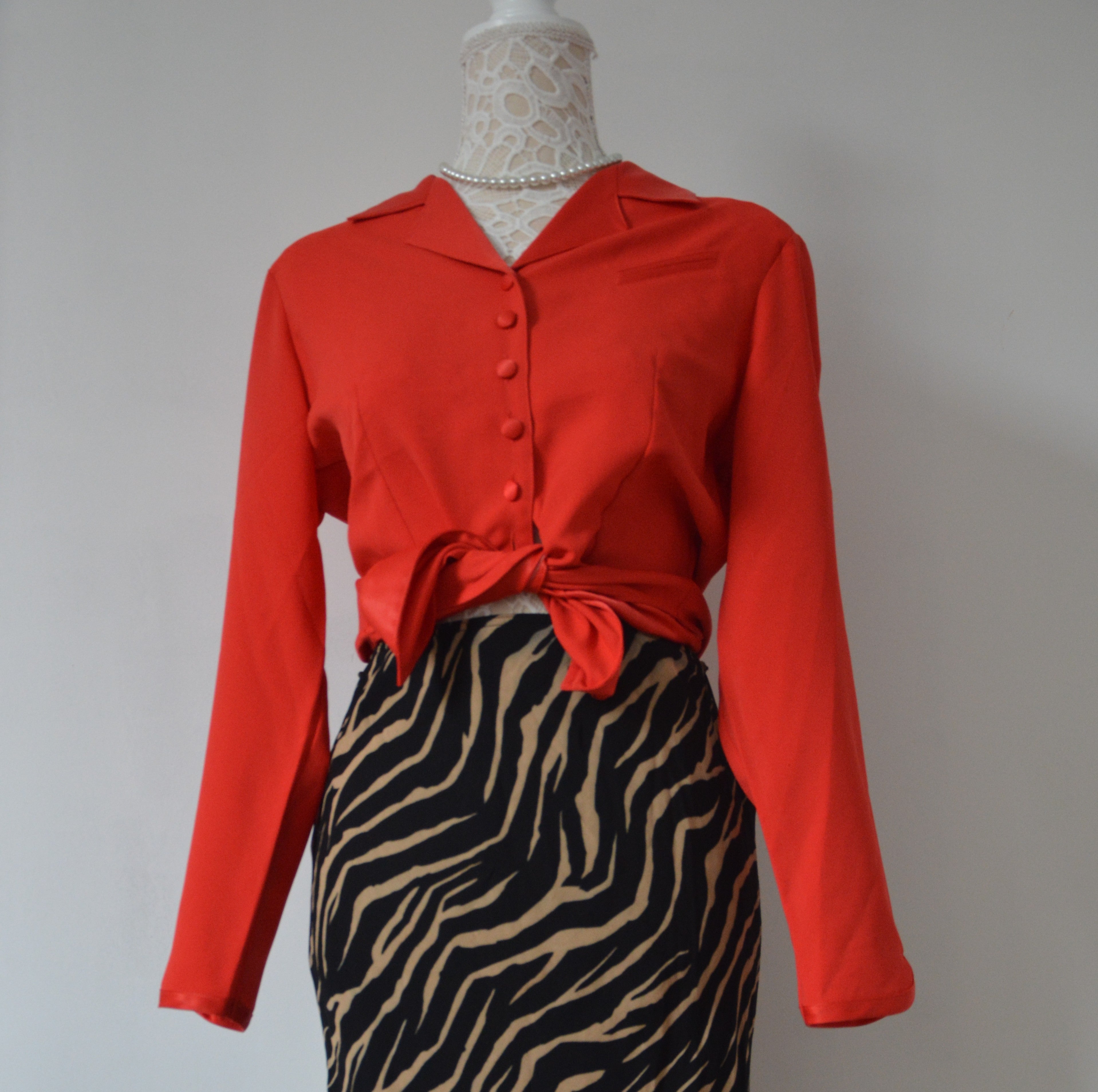 Chemise rouge satinée