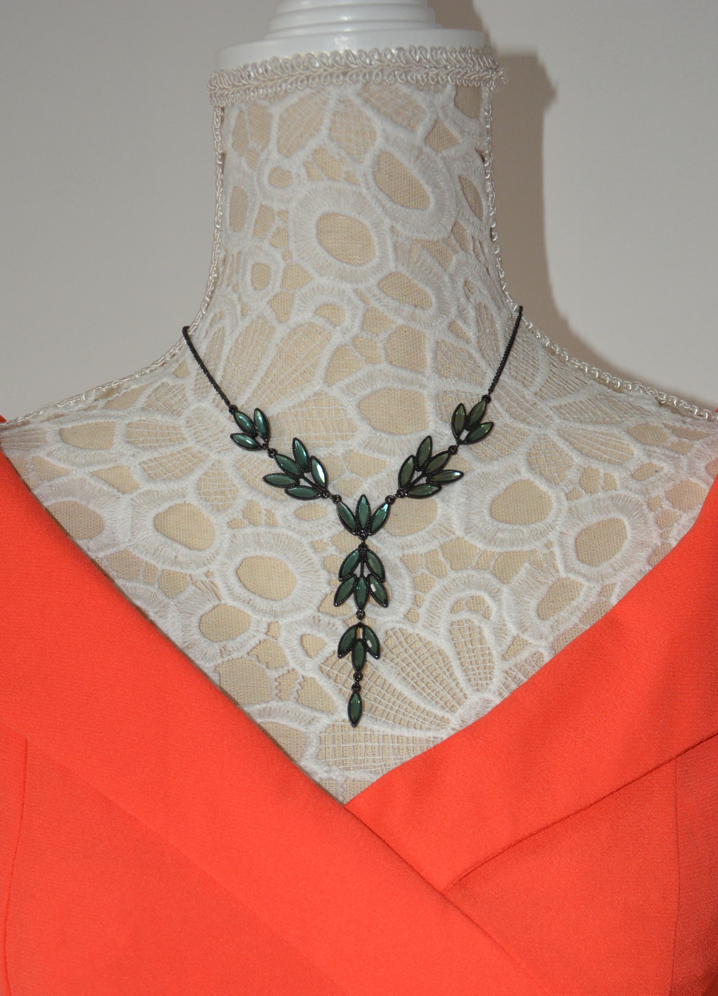 Collier pendentif à pierres vertes